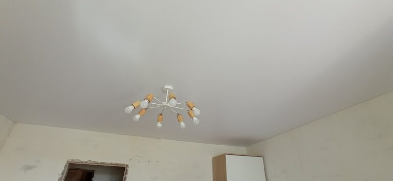 Матовый потолок в комнате с нишей для штор 102